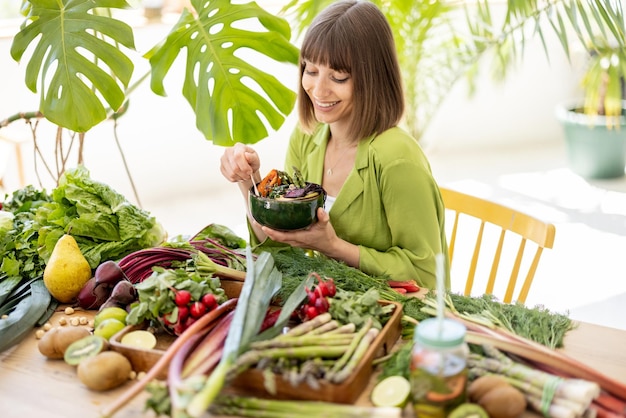 Mujer con alimentos frescos y saludables en el interior