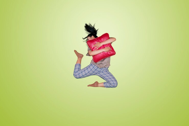 Foto mujer con almohada contra un fondo verde