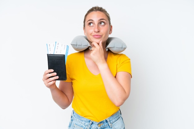 Mujer con almohada de viaje inflable que tiene dudas