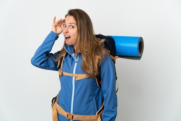 Mujer alpinista de mediana edad con una gran mochila aislada