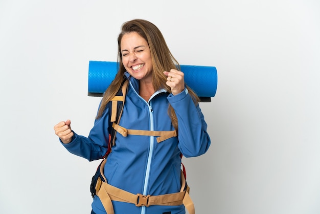 Mujer alpinista de mediana edad con una gran mochila aislada