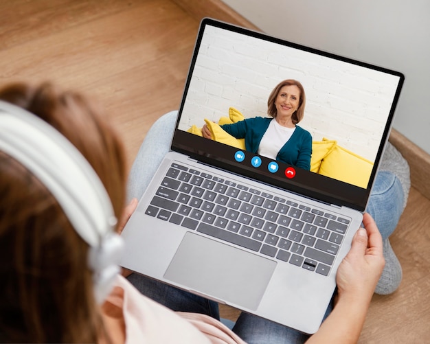 Foto mujer de alto ángulo haciendo una videollamada