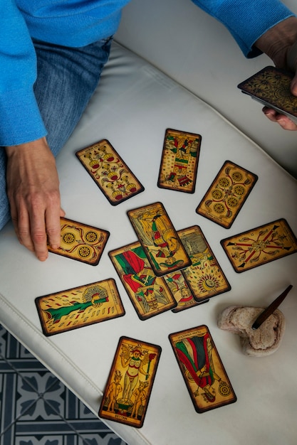 Foto mujer de alto ángulo leyendo tarot