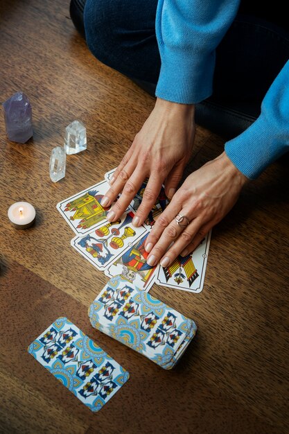 Foto mujer de alto ángulo leyendo tarot