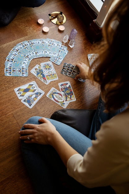 Foto mujer de alto ángulo leyendo tarot