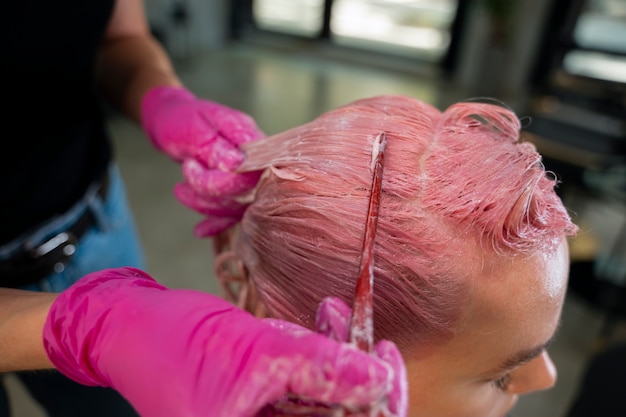 Foto mujer de alto ángulo en peluquería