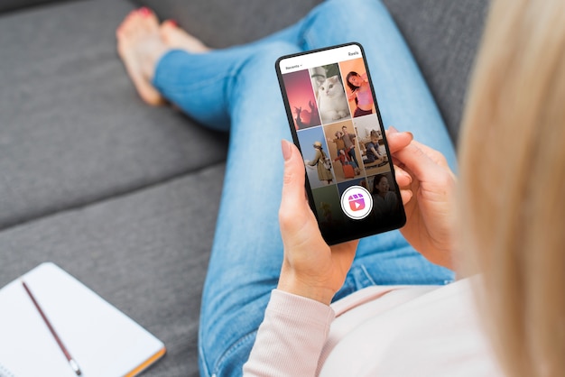 Foto mujer de alto ángulo con teléfono inteligente