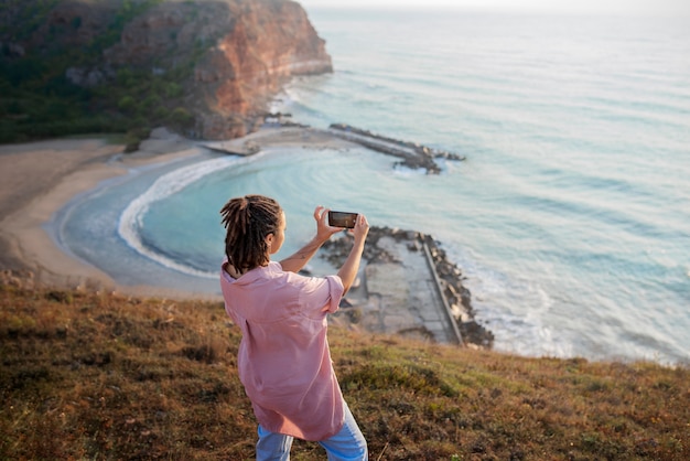 Foto mujer de alto ángulo tomando fotos