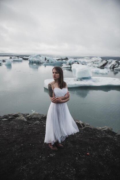 La mujer se alza contra el fondo de los glaciares en Islandia