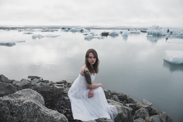 La mujer se alza contra el fondo de los glaciares en Islandia