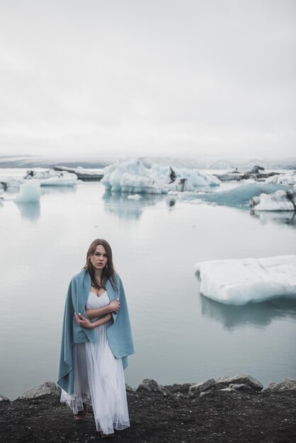 La mujer se alza contra el fondo de los glaciares en Islandia