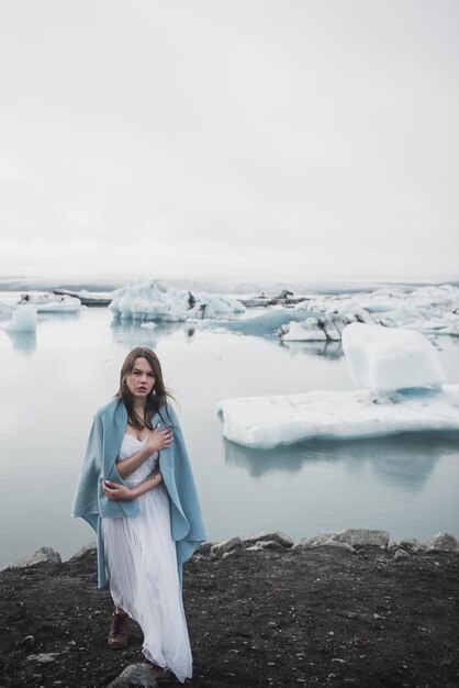 La mujer se alza contra el fondo de los glaciares en Islandia