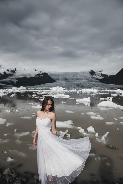 La mujer se alza contra el fondo de los glaciares en Islandia