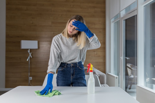 Foto mujer ama de casa limpia el apartamento mucama rubia toallitas polen