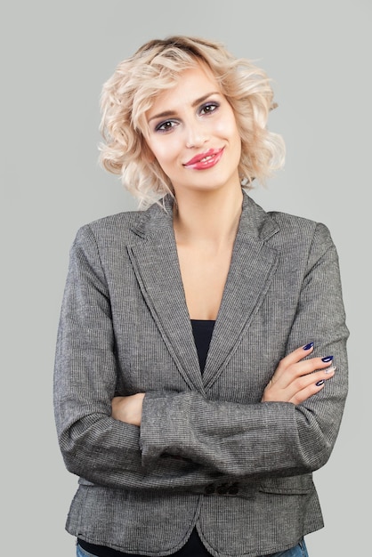 Mujer amable feliz sonriendo y de pie con retrato de brazos cruzados Empresaria inteligente en retrato de traje