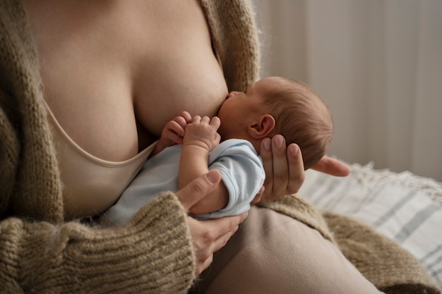 Foto mujer amamantando a su hijo