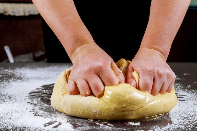 Mujer amasar para hacer pizza