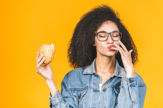 Foto mujer americana africana, comida, hamburguesa