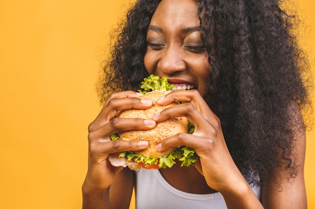 Mujer americana africana, comida, hamburguesa