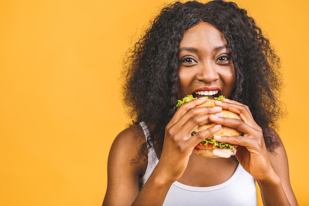 Mujer americana africana, comida, hamburguesa