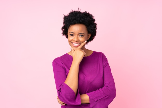 Mujer americana africana, sonriente, aislado