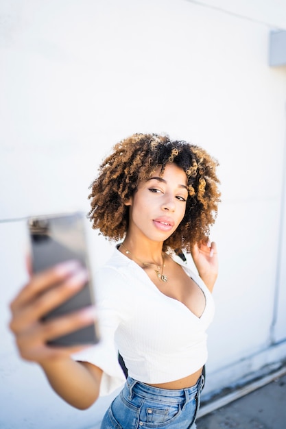 Mujer americana africana, utilizar, teléfono móvil
