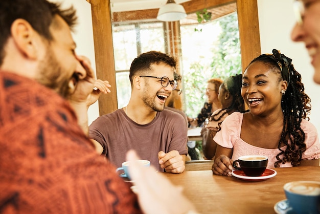 Mujer amistad diversión pareja amor café sonriente estilo de vida feliz bebida hombre romántico alegre