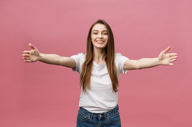 Mujer amistosa con una mano abierta lista para abrazar.