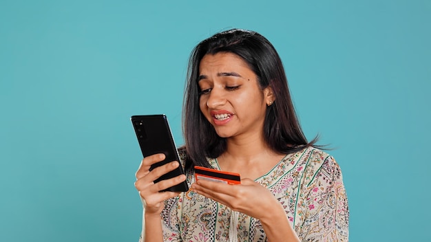 Mujer añadiendo método de pago en el sitio web de compras usando el teléfono
