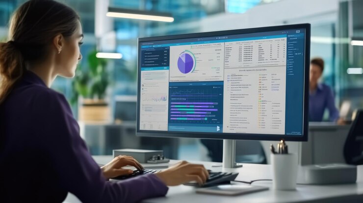 Foto mujer analizando datos comerciales en computadora para obtener información de marketing