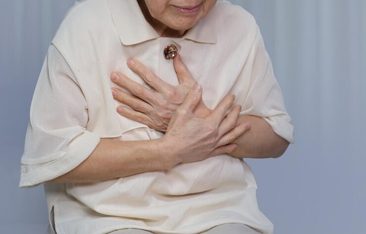 Mujer anciana con dolor en el pecho