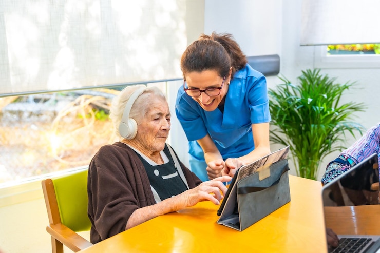 Foto mujer anciana y enfermera usando tableta digital en la geriatría