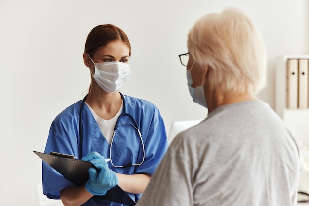 Foto mujer anciana y examen médico tratamiento foto de alta calidad