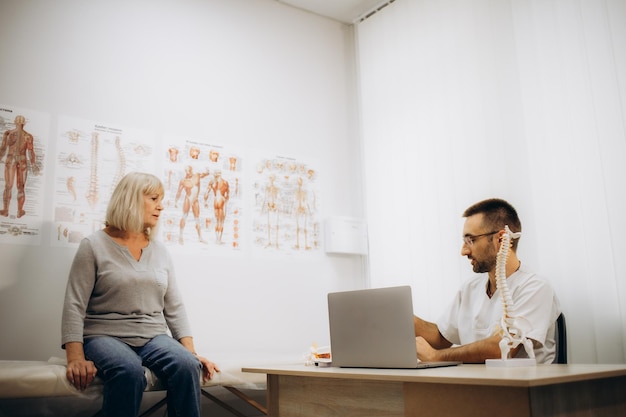 Mujer anciana haciendo el ajuste del cuello en el consultorio médico Foto de alta calidad