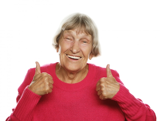Mujer anciana levantando el pulgar
