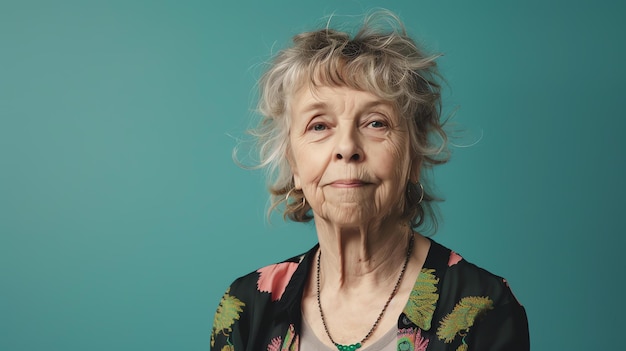 Mujer anciana pensativa con cabello gris y arrugas mirando a la cámara con una leve sonrisa en la cara