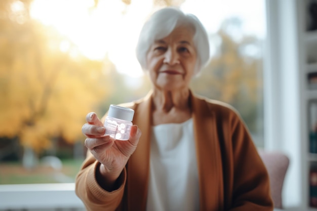 Mujer anciana sosteniendo un frasco de medicina en casa cinematográfica IA generativa