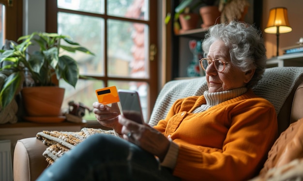 Mujer anciana usa el teléfono para comprar en línea Pago en línea con tarjeta de crédito