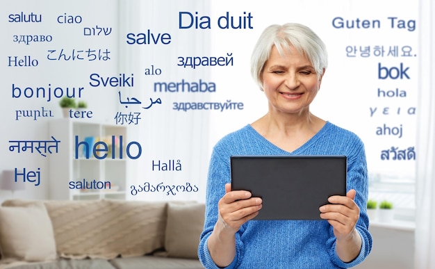 Foto mujer anciana usando un traductor en una tableta