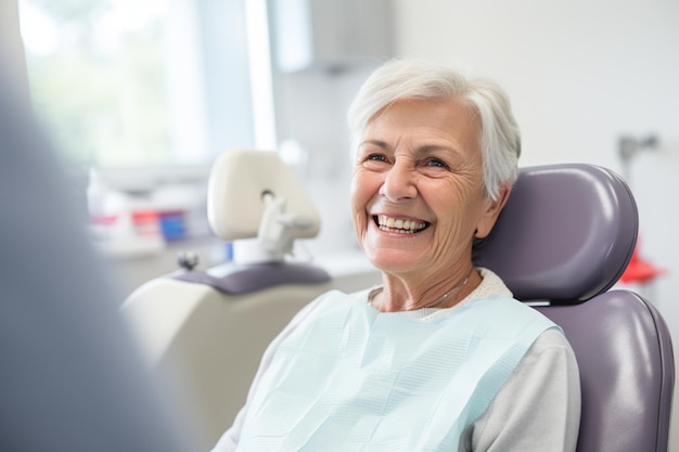 mujer anciana visitando al dentista fondo de estilo bokeh