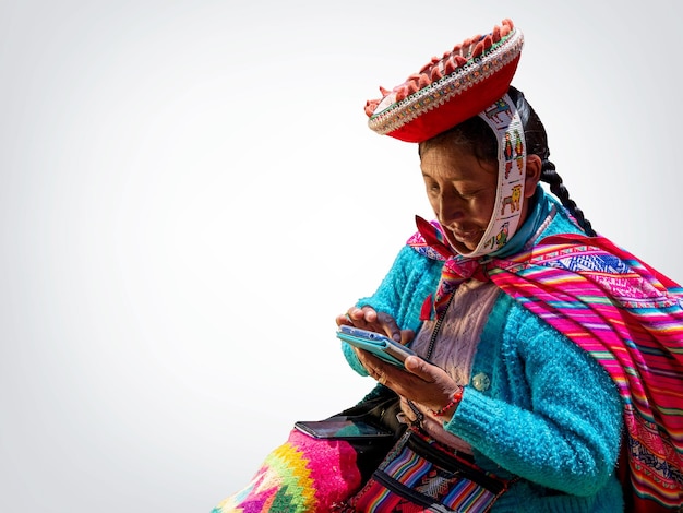 Mujer andina con traje tipico del Cusco en fondo blanco.