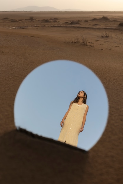 Foto mujer de ángulo bajo posando con espejo