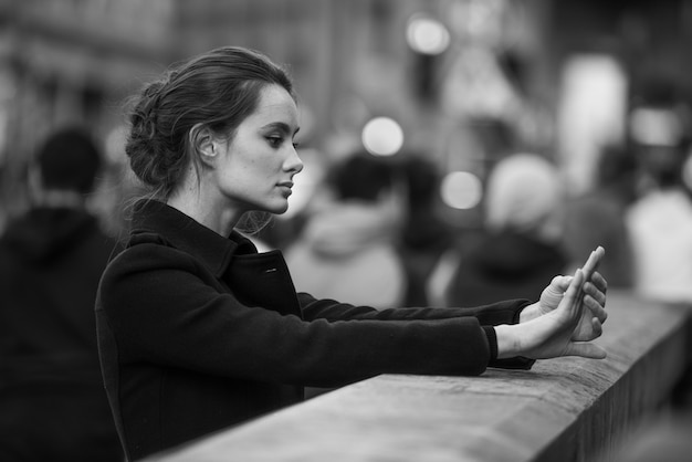 mujer anillo de compromiso en la calle negocio retrato modelo persona joven belleza moda negro atuendo