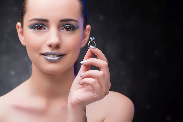 Mujer con anillo en concepto de belleza