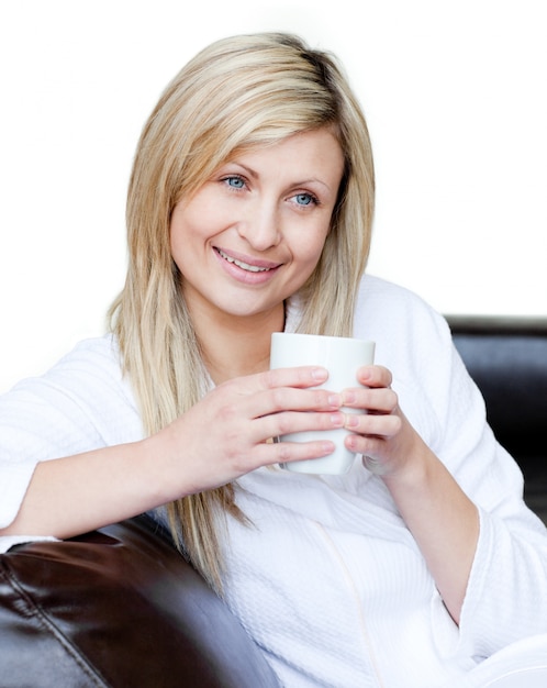 Mujer animada sosteniendo una taza de café