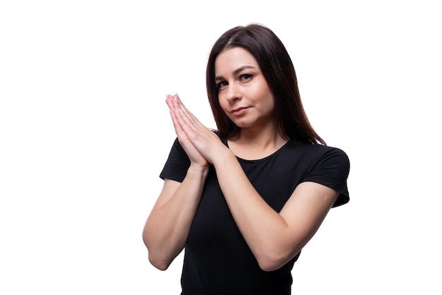 Mujer de un año bien cuidada con una camiseta negra básica