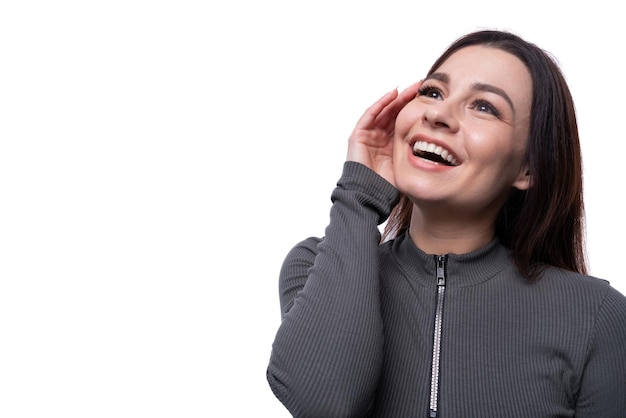 mujer de un año de edad con cabello negro sonriendo dulcemente foto de primer plano en un fondo blanco con espacio de copia