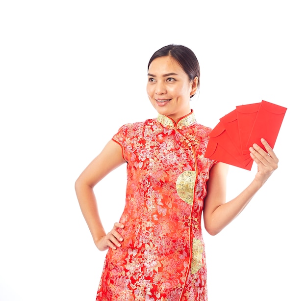 mujer de año nuevo chino con sobre rojo