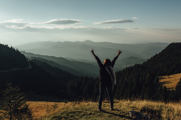 Mujer anónima en un campo increíble