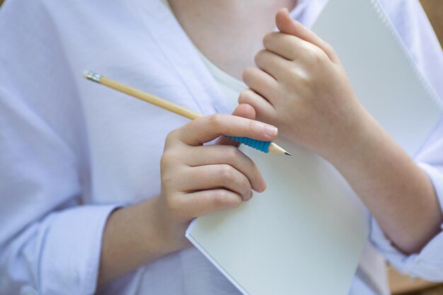 Foto mujer anónima con cuaderno en las manos concepto de regreso a la escuela